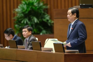 Bộ trưởng Bộ Nông nghiệp và phát triển nông thôn Lê Minh Hoan đăng đàn trả lời chất vấn 
