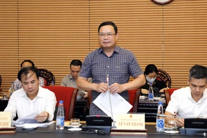 Thứ trưởng Bộ Lao động - Thương binh và Xã hội Lê Văn Thanh báo cáo tại phiên họp