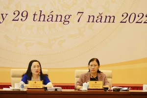 Chủ nhiệm Ủy ban Tư pháp Lê Thị Nga (bên phải), Phó Chủ nhiệm Ủy ban Tư pháp Nguyễn Thị Thủy điều hành cuộc họp