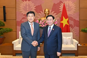 Chủ tịch Quốc hội Vương Đình Huệ đón tiếp Chủ tịch Ủy ban Chiến lược toàn cầu Tập đoàn Tài chính Hana Hàn Quốc Kim Jung Tai. Ảnh: VIẾT CHUNG 