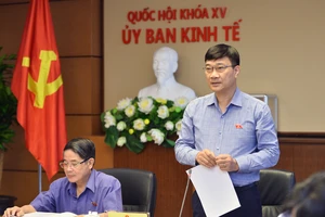 Chủ nhiệm Ủy ban Kinh tế Vũ Hồng Thanh phát biểu khai mạc phiên họp ​