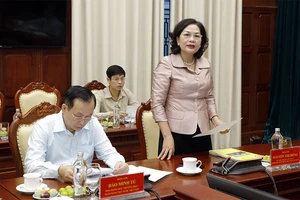 Thống đốc Ngân hàng Nhà nước Việt Nam Nguyễn Thị Hồng báo cáo tại buổi họp