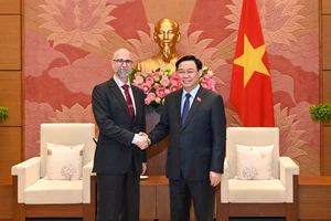 Chủ tịch Quốc hội Vương Đình Huệ với Đại sứ Canada tại Việt Nam Shawn Perry Steil. Ảnh: VIẾT CHUNG