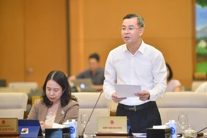 Phó Tổng Kiểm toán nhà nước Ngô Văn Tuấn báo cáo tại phiên họp