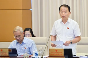 Chủ nhiệm Ủy ban Pháp luật Hoàng Thanh Tùng trình bày báo cáo thẩm tra sơ bộ tại phiên họp