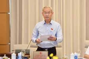 Chủ nhiệm Ủy ban Tài chính - Ngân sách Nguyễn Phú Cường báo cáo tại cuộc họp