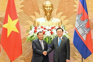 Chủ tịch Quốc hội Vương Đình Huệ chủ trì lễ đón Chủ tịch Thượng viện Vương quốc Campuchia Samdech Say Chhum. Ảnh: VIẾT CHUNG