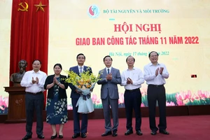 Bộ trưởng Trần Hồng Hà cùng các Thứ trưởng chúc mừng Thứ trưởng Trần Quý Kiên được Thủ tướng Chính phủ bổ nhiệm lại giữ chức vụ Thứ trưởng Bộ TN-MT