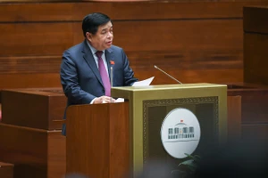 Bộ trưởng Bộ KH-ĐT Nguyễn Chí Dũng trình bày Tờ trình về Quy hoạch tổng thể quốc gia. Ảnh: QUANG PHÚC