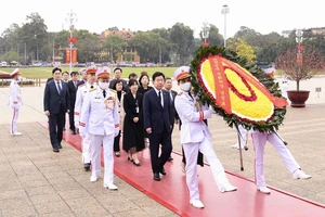 Đoàn đại biểu cấp cao Quốc hội Hàn Quốc đến đặt vòng hoa, vào Lăng viếng Chủ tịch Hồ Chí Minh
