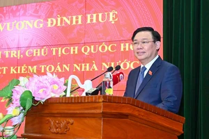 Chủ tịch Quốc hội Vương Đình Huệ phát biểu với cán bộ, công chức, viên chức, người lao động Kiểm toán Nhà nước. Ảnh: QUANG PHÚC