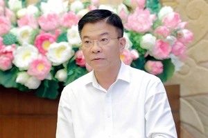 Bộ trưởng Bộ Tư pháp Lê Thành Long trình bày tờ trình của Chính phủ tại phiên họp