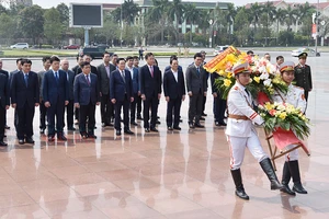 Chủ tịch Quốc hội Vương Đình Huệ cùng Đoàn công tác đã tới dâng hoa tại tượng đài Tổng Bí thư Nguyễn Văn Linh