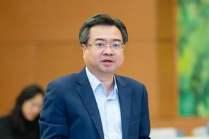 Bộ trưởng Bộ Xây dựng Nguyễn Thanh Nghị trình bày tờ trình về dự án Luật