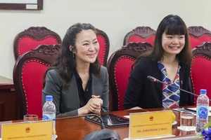 Phó Chủ tịch về Chính sách công khu vực châu Á - Thái Bình Dương của Netflix, Josephine Choy (bên trái)