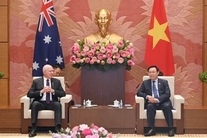Chủ tịch Quốc hội Vương Đình Huệ và Toàn quyền Australia David Hurley hội kiến tại Nhà Quốc hội. Ảnh: VIẾT CHUNG