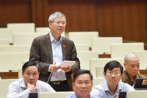Theo chương trình phiên họp thứ 22 của UBTVQH, ngày 10-4, ĐBQH Nguyễn Anh Trí trình sáng kiến xây dựng Luật Bản dạng giới