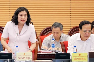 Thứ trưởng Bộ LĐ-TB-XH Nguyễn Thị Hà báo cáo tại phiên họp