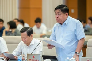 Bộ trưởng Bộ KH-ĐT Nguyễn Chí Dũng phát biểu tại phiên họp