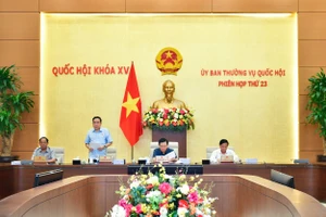 Phó Chủ tịch thường trực Quốc hội Trần Thanh Mẫn điều hành phiên họp UBTVQH chiều 11-5
