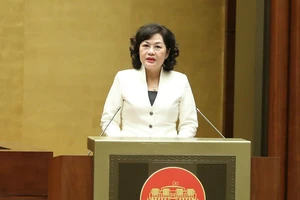 Thống đốc Ngân hàng Nhà nước (NHNN) Nguyễn Thị Hồng trình bày tờ trình về dự án Luật Các tổ chức tín dụng (sửa đổi) trước Quốc hội. Ảnh: QUANG PHÚC 