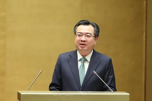 Bộ trưởng Bộ Xây dựng Nguyễn Thanh Nghị trình bày tờ trình của Chính phủ về dự án Luật Nhà ở (sửa đổi). Ảnh: QUANG PHÚC