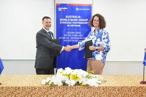 Đại sứ Australia tại Việt Nam Andrew Goledzinowski và bà Carolyn Turk, Giám đốc Quốc gia WB tại Việt Nam tại lễ ký kết