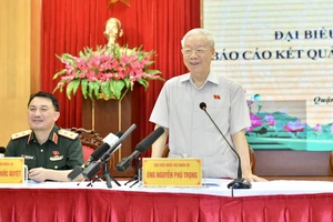 Tổng Bí thư Nguyễn Phú Trọng trao đổi với cử tri Hà Nội. Ảnh: VIẾT CHUNG 