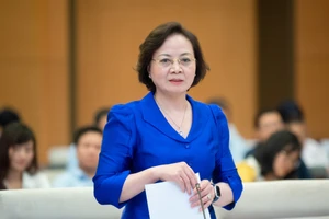 Bộ trưởng Bộ Nội vụ Phạm Thị Thanh Trà phát biểu giải trình tại phiên họp 