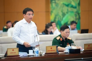 Bộ trưởng Bộ GTVT Nguyễn Văn Thắng trình bày tờ trình về dự án Luật Đường bộ. Ảnh: VIẾT CHUNG