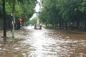 Nhiều tuyến đường ở thành phố Vinh ngập nặng sau mưa lớn