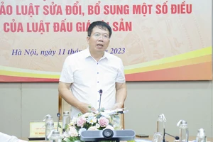 Viện trưởng Viện Nghiên cứu lập pháp Nguyễn Văn Hiển điều hành hội thảo