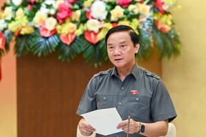 Phó Chủ tịch Quốc hội Nguyễn Khắc Định điều hành phiên họp. Ảnh: VIẾT CHUNG 