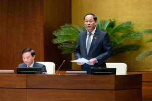 Phó Chủ tịch Quốc hội Trần Quang Phương điều hành phiên họp. Ảnh: VIẾT CHUNG 