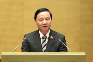 Phó Chủ tịch Quốc hội Nguyễn Khắc Định báo cáo tại hội nghị. Ảnh: QUANG PHÚC