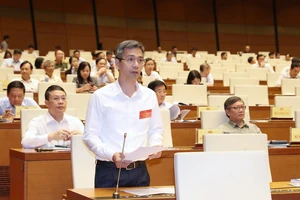 Thứ trưởng Bộ Tài chính Võ Thành Hưng báo cáo tại hội nghị. Ảnh: QUANG PHÚC 