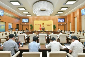 Quang cảnh phiên họp UBTVQH sáng 13-9