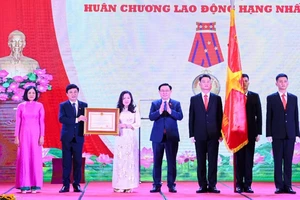Chủ tịch Quốc hội Vương Đình Huệ trao Huân chương Lao động hạng Nhất cho báo Đại biểu Nhân dân