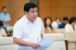 Bộ trưởng Bộ KH-ĐT Nguyễn Chí Dũng báo cáo tại phiên họp 