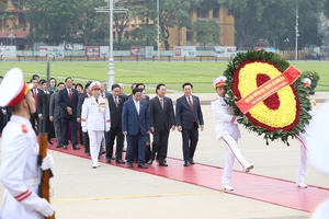 Vòng hoa của Đoàn mang dòng chữ: "Đời đời nhớ ơn Chủ tịch Hồ Chí Minh vĩ đại". Ảnh: QUANG PHÚC