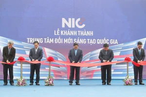 Thủ tướng Chính phủ Phạm Minh Chính cùng các vị lãnh đạo trung ương, đại diện các doanh nghiệp tài trợ cắt băng khánh thành Trung tâm Đổi mới sáng tạo Quốc gia - cơ sở Hòa Lạc. Ảnh: QUANG PHÚC