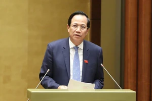Bộ trưởng LĐ-TB-XH Đào Ngọc Dung trình bày tờ trình Luật Bảo hiểm xã hội sửa đổi. Ảnh: QUANG PHÚC