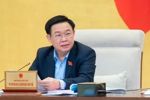 Chủ tịch Quốc hội Vương Đình Huệ điều hành phiên họp của Ủy ban Thường vụ Quốc hội chiều 14-11