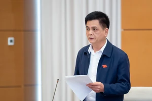 Phó Chủ tịch Hội đồng Dân tộc của Quốc hội Nguyễn Lâm Thành trình bày báo cáo tại phiên họp