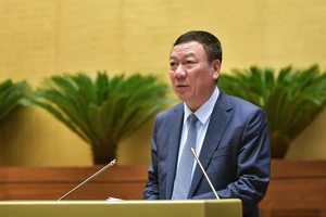 Tổng Thanh tra Chính phủ Đoàn Hồng Phong trình bày báo cáo về công tác phòng, chống tham nhũng năm 2023. Ảnh: VIẾT CHUNG