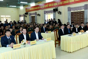 Chủ tịch Quốc hội Vương Đình Huệ cùng đoàn công tác Trung ương và lãnh đạo tỉnh Yên Bái tại buổi thăm, chúc Tết