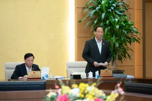 Phó Chủ tịch Quốc hội Trần Quang Phương điều hành phiên họp