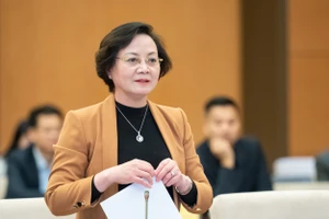 Bộ trưởng Bộ Nội vụ Phạm Thị Thanh Trà trình bày tờ trình của Chính phủ