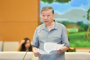 Bộ trưởng Bộ Công an Tô Lâm báo cáo tại phiên họp 