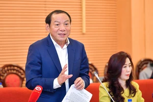 Bộ trưởng Bộ VH-TT-DL Nguyễn Văn Hùng báo cáo tại phiên họp